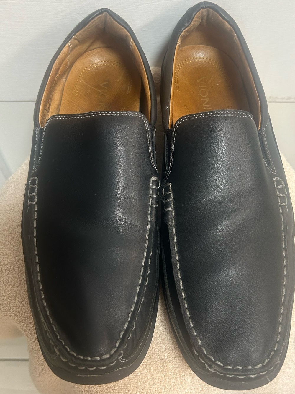 Vionic Preston  men’s leather loafers. Moccasin stitching. Size 13 nice shoes